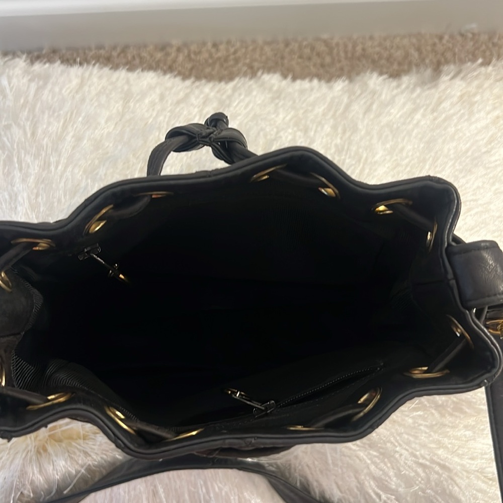 CHANEL Black Quilted Shoulder Bag with Gold Hardware - Picture 4 of 5